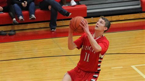 Felicity-Franklin boys scrap it out on hardwood