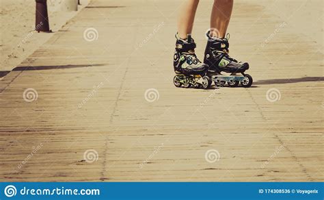 Pernas De Mulher Vestindo Patins Foto De Stock Imagem De Urbano P S