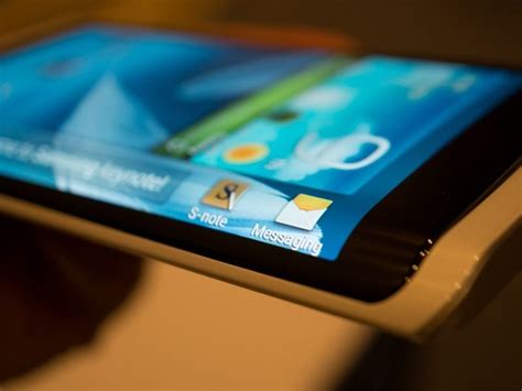 Samsung Pr Sente Son Premier Smartphone Cran Flexible