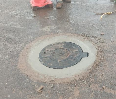 INTERNAUTA Tampa de bueiro quebrada na rua Jaó foi trocada ontem