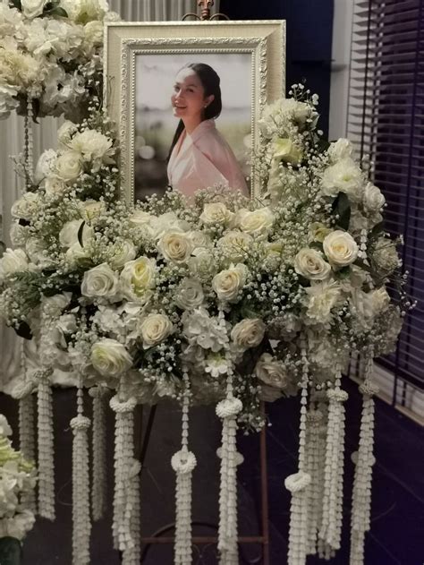 Ghim Của Imagine By Oh Trên Funeral Advisor ดอกไม้งานศพ Khung ảnh