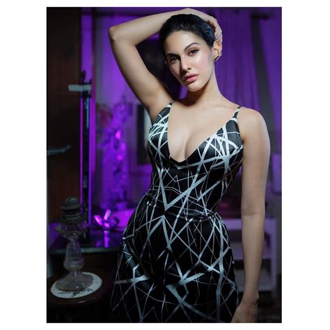 Amyra Dastur Turns Up The Hotness Quotient In These Sexy Pictures Take