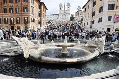 Roma Blitz Degli Attivisti Liquido Nero Nella Fontana Della Barcaccia