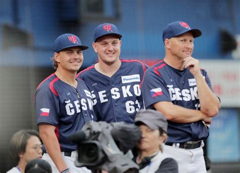 1球のデッドボールが国際交流に。wbcチェコ代表監督・選手らが来日し始球式。「チェコ野球にとって大変名誉」野球ファン感動 ハフポスト News