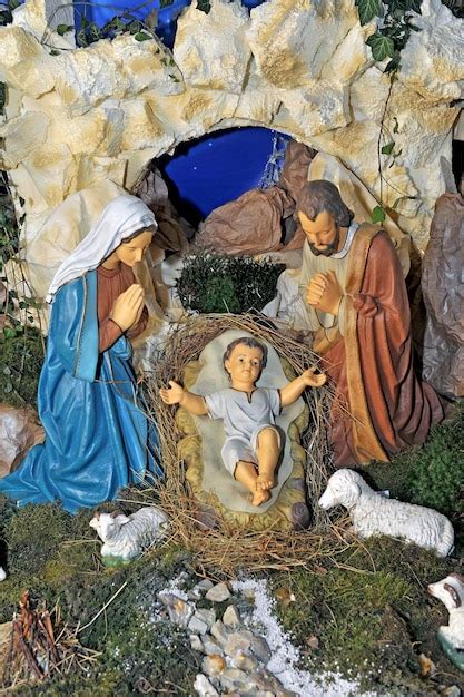 Crèche de Noël traditionnelle avec Marie et Joseph et l enfant Jésus