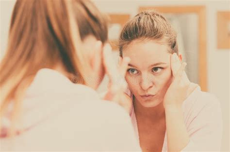 La Mujer Que Limpia Su Cara Con Friega En Cuarto De Ba O Imagen De