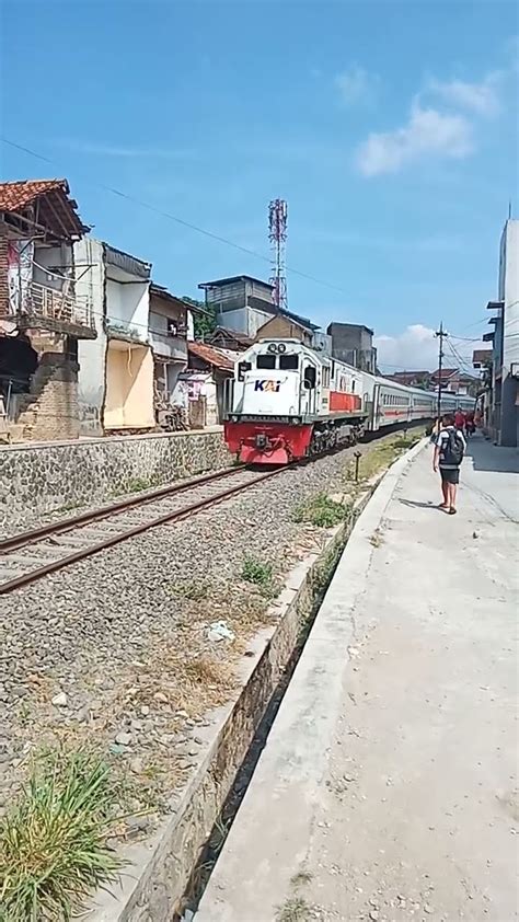 KA Commuter Line Garut Ngabret Melintas Jalan Guntur YouTube