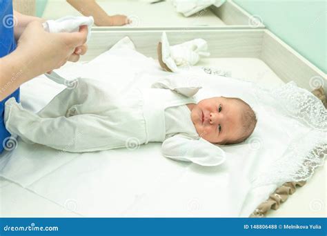 Emociones De Un Beb Reci N Nacido Foto De Archivo Imagen De Feliz