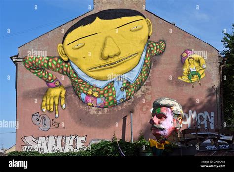 Peinture Murale Par Os Gemeos Deux Artistes Graffeurs Bresiliens