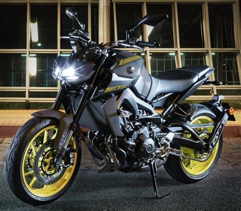 Quick Comparison Triumph Street Triple Rs Vs Yamaha Mt Maxabout News