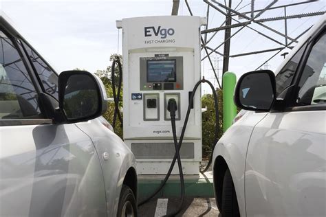 Gm Partners To Build 500 Electric Vehicle Charging Stations Ap News