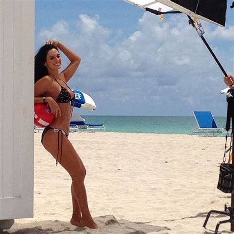 Antes De Cortarse El Cabello Scarlet Ortiz Nos Enamoraba Con Sus Sexys Fotos En Bikini