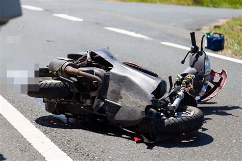 Tödlicher Unfall Rollerfahrerin kracht in Lkw und stirbt Oberfranken