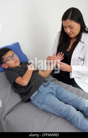 Latina médecin pédiatre de sexe féminin s occupe de sa jeune patiente de ans vérifie ses