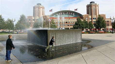 Download Navy Pier Kids Playing Fountain Wallpaper