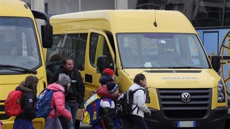 Bambini Andiamo Al Villaggio Di Babbo Natale Ma Lautista Dello