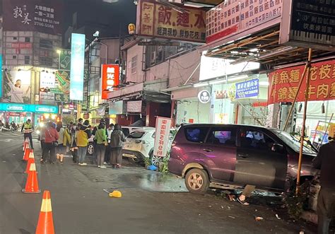 台中轎車衝撞麵店騎樓 波及多車2人送醫 中華日報 中華新聞雲