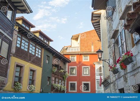 Traditionelle Bunte Fassaden In Llanes Asturien Spanien Stockbild