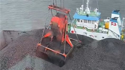 Proses Bongkar Batu Bara Di Atas Tongkang Di Tengah Laut Youtube