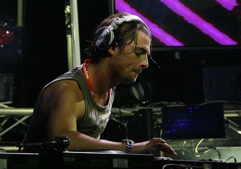 Axwell 2021: Wife, net worth, tattoos, smoking & body facts - Taddlr