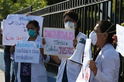 Coronavirus Médicos realizan plantón en exteriores del Hospital