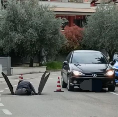 Teramo Chi Controlla I Lavori Nei Chiusini Della Fibra Aperti Al