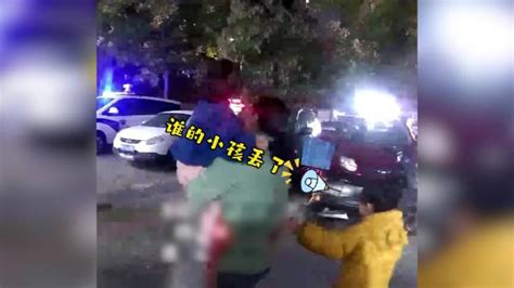 3岁娃走丢4岁女童沿街吆喝帮找家：谁的小孩丢了？新浪新闻