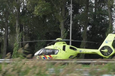 Traumahelikopter Landt Op Snelweg Nadat Auto Tegen Boom Klapt Twee