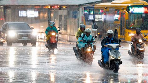 快訊／午後雨彈來襲！氣象局發北北基桃15縣市大雨特報 交通 太報 Taisounds