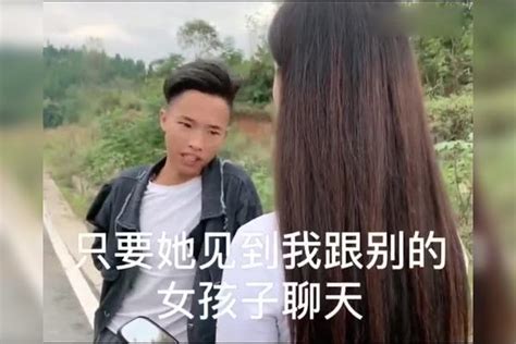 小伙的女友不见，就假装搭讪美女，才说几句话女友就出来了