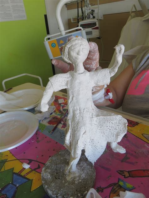 Sculpter avec des bandes plâtrées Atelier d art plastique