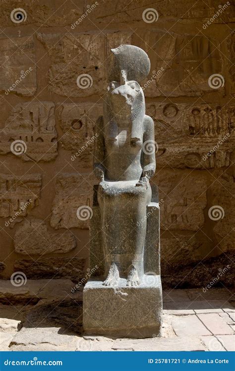 Statue Dans Le Temple Chez Medinat Habu Image Stock Image Du Monument