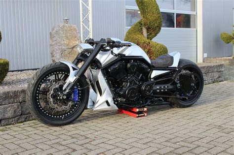 Harley-Davidson muscle V-Rod custom by No Limit Custom