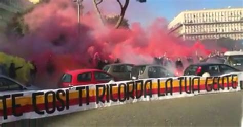 VIDEO Cori Fumogeni E Striscioni Lultimo Saluto Della Curva Sud A