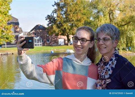 Moeder En Dochter Die Selfie Maken Stock Foto Image Of Kaukasisch