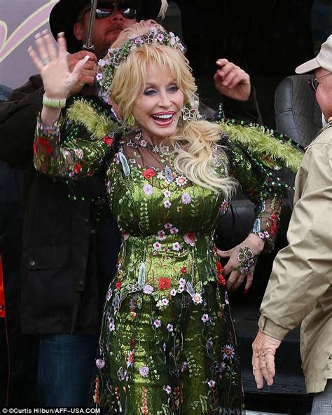 Dolly Parton Dons Flower Headband And Quirky Green Gown Daily Mail Online