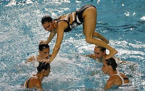 13 Perfectly Timed Photos In Synchronized Swimming Oddee