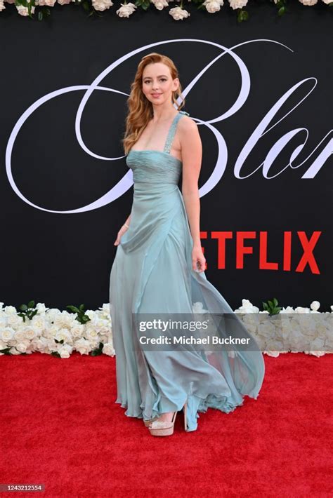 Natasha Bassett Arrives At The Premiere Of Blonde Held At The Tcl