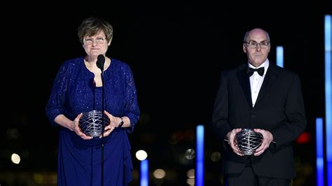 Dos científicos comparten el Premio Nobel en Fisiología o Medicina de