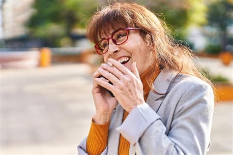 Ejecutiva de negocios de mujer de mediana edad hablando en el teléfono