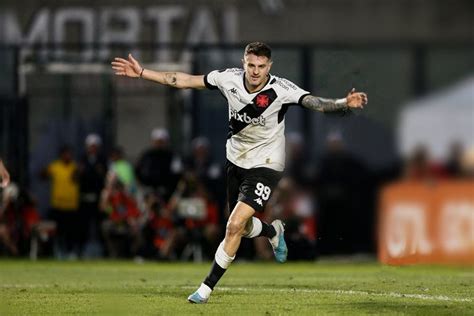 O atacante Vegetti fará sua estreia como titular do Vasco da Gama O