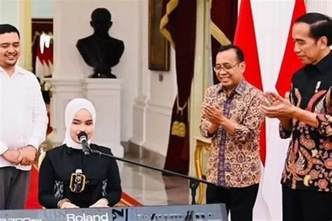 Menggoyang Istana Negara Ini Lirik Lagu Rungkad Yang Dinyanyikan Putri