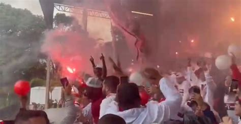 Torcida Do S O Paulo Acompanha Treino No Ct E Faz Festa Antes De