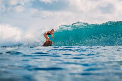 Kipieli Dziewczyna Na Surfboard Kobieta W Oceanie Podczas Surfingu Surfingowa I Oceanu Fala