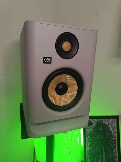 2 Studio Speakers KRK ROKIT 5 G4 White Edition With Triangle Stands