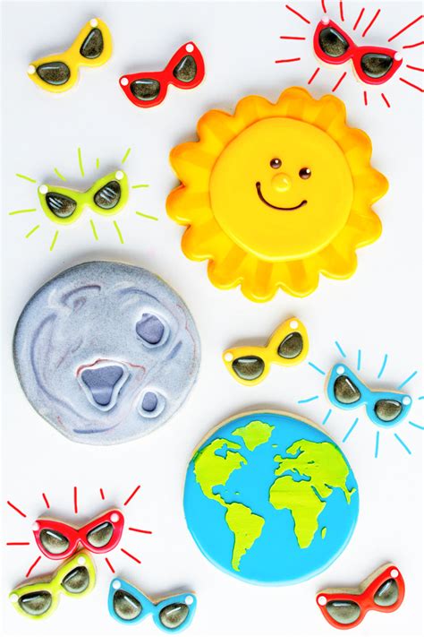 How To Make Fun Solar Eclipse Cookies With Video The Bearfoot Baker