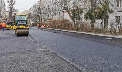 Lucrări de asfaltare în parcarea situată pe strada Badea Cârțan