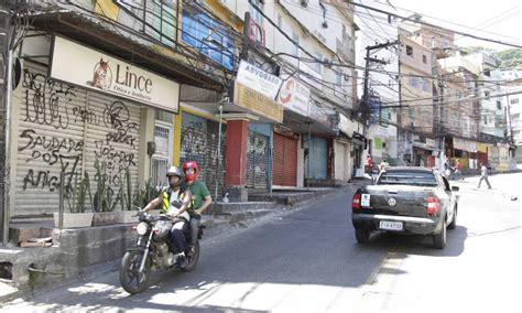 Após noite de tiroteio moradores da Rocinha fazem manifestação