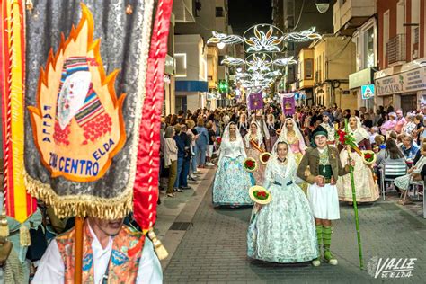 Las Fallas Rinden Pleites A A Los Santos Patronos Con Cientos De Flores