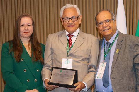 Conselheiro Do Cremeb Dr Jecé Brandão é Homenageado Pelo Conselho Federal De Medicina Cremeb